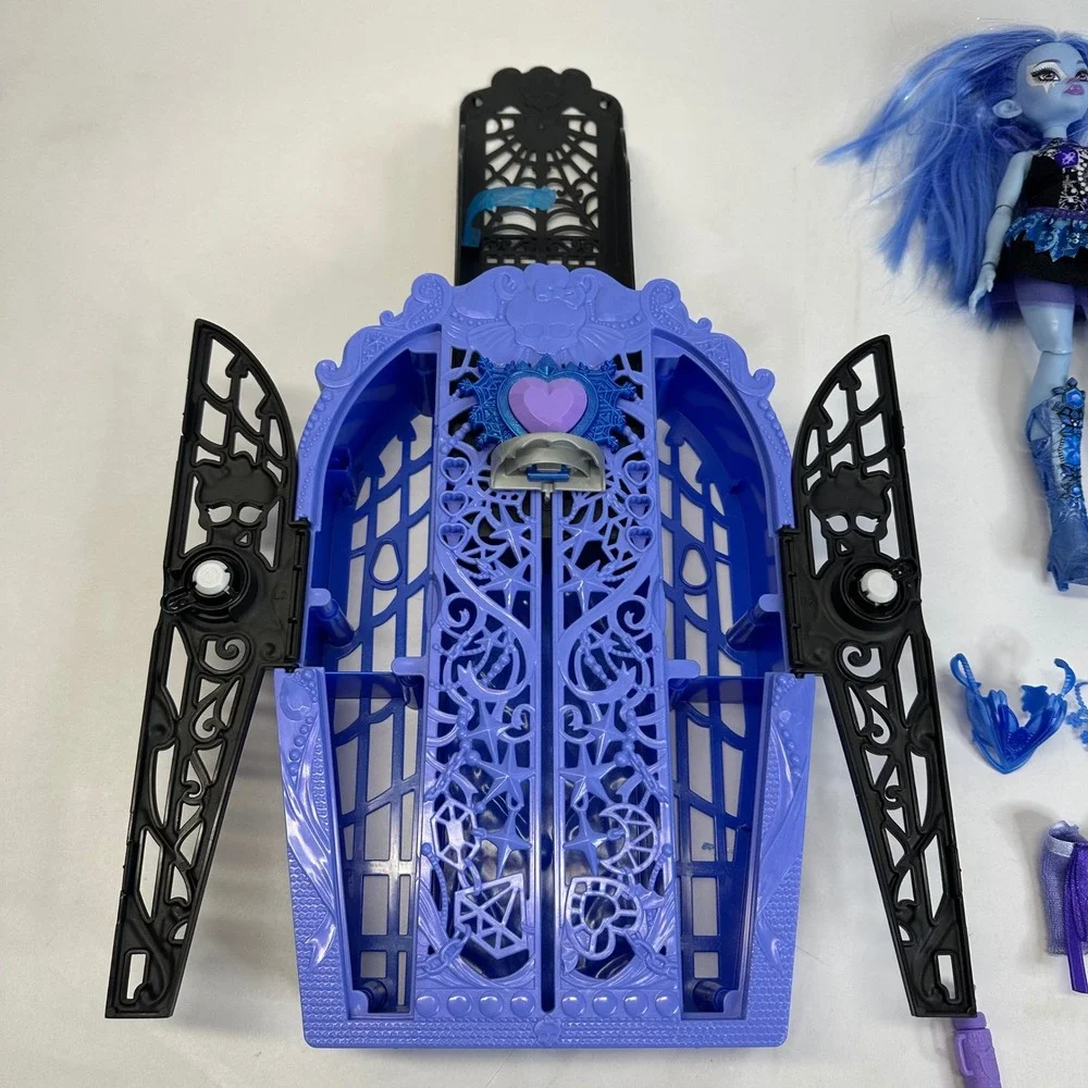 Monster High Skulltimate Secrets Abbey Bominable G3 Doll & Coffin Locker Set
